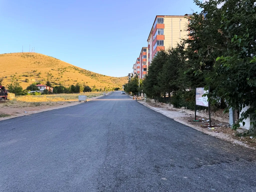 AFŞİN’İN MERKEZ YOLLARI SICAK ASFALTLA YENİLENİYOR