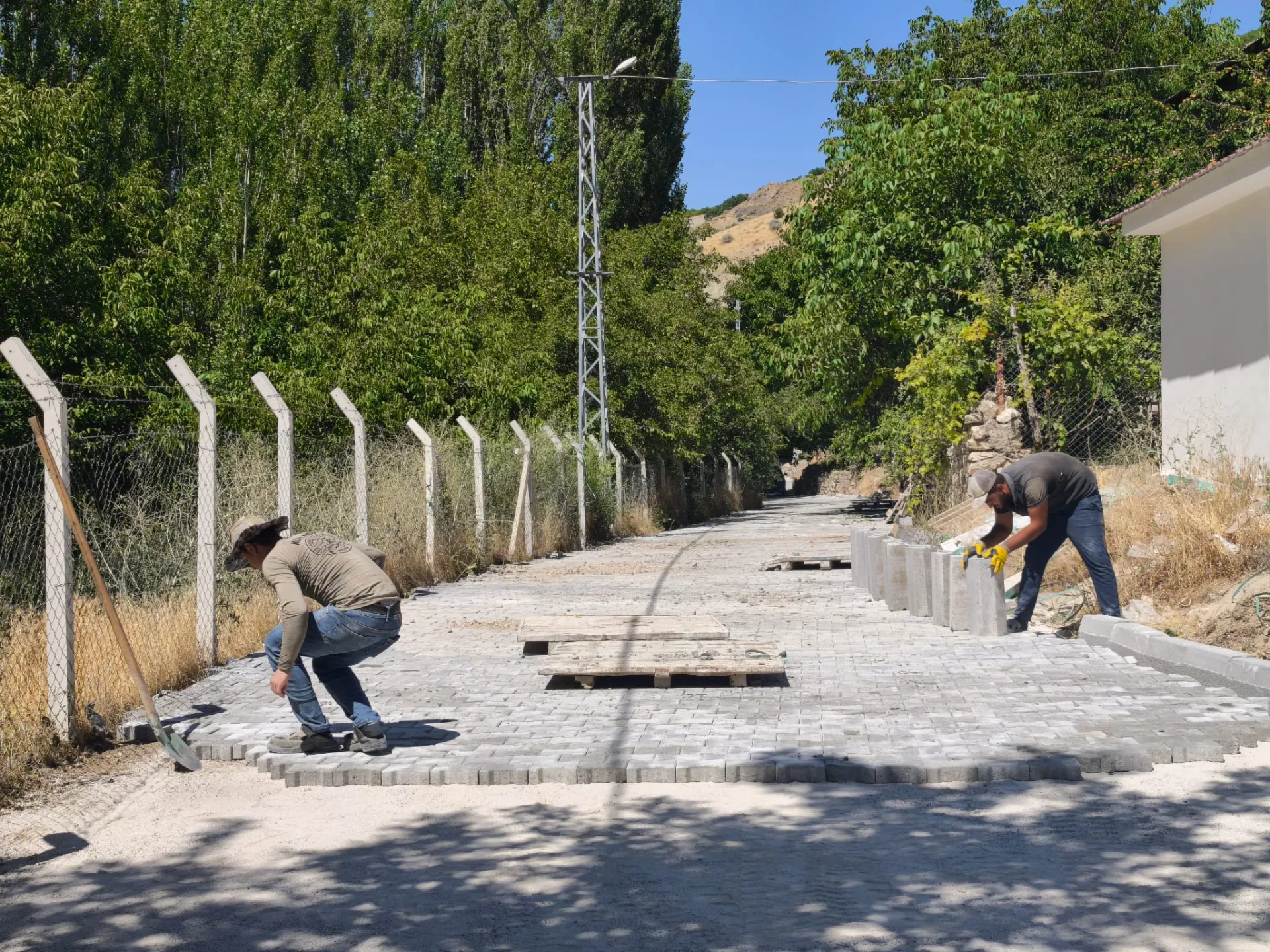 AFŞİN BELEDİYESİNDEN KIRSAL MAHALLELERE PARKE YOL HİZMETİ
